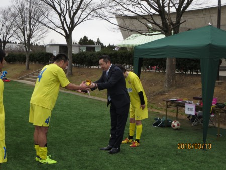 南藤市議よりカップｼﾞ授与